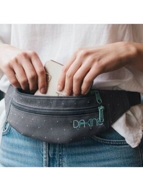 🎒 Dakine Gray Herringbone Fanny Pack / Crossbody – Very Good Condition 🎒